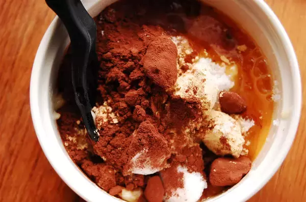 「【チョコも小麦粉も不使用】なのに「チョコバナナケーキ」を作るって!?バナナ1本とアレで爆速5分で完成♪」の画像