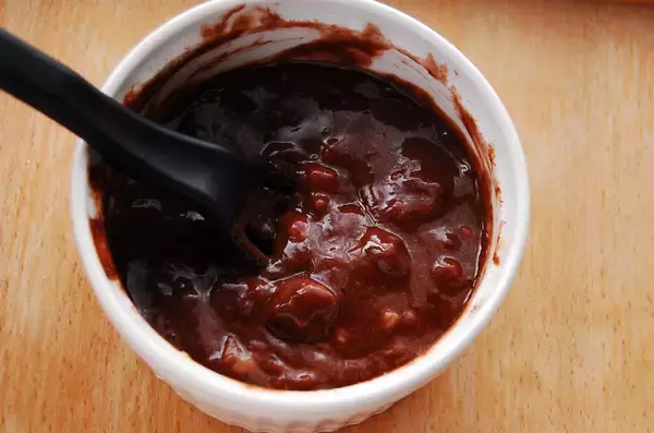 「【チョコも小麦粉も不使用】なのに「チョコバナナケーキ」を作るって!?バナナ1本とアレで爆速5分で完成♪」の画像