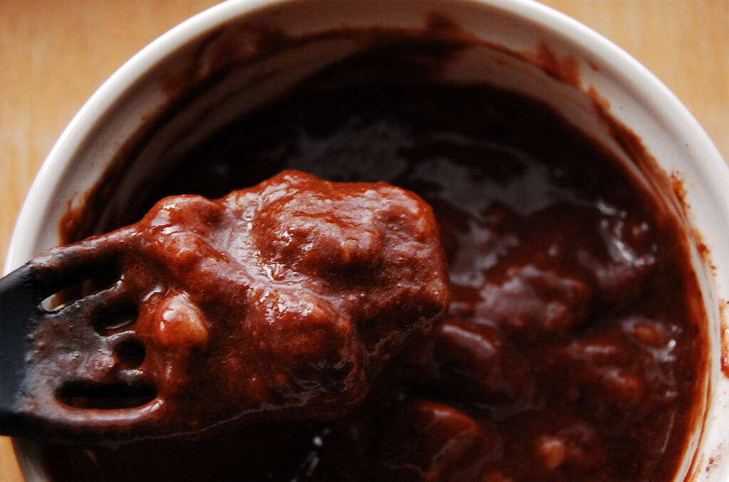 【チョコも小麦粉も不使用】なのに「チョコバナナケーキ」を作るって!?バナナ1本とアレで爆速5分で完成♪