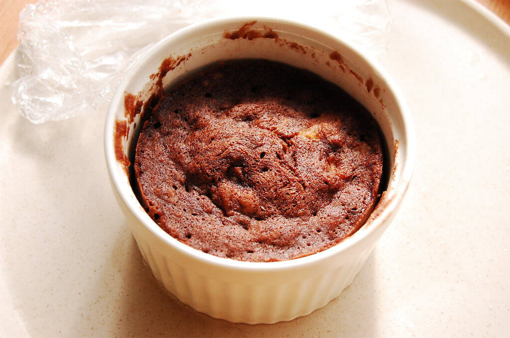 【チョコも小麦粉も不使用】なのに「チョコバナナケーキ」を作るって!?バナナ1本とアレで爆速5分で完成♪