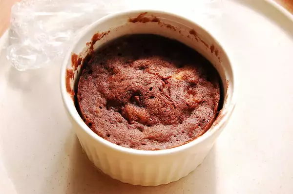 「【チョコも小麦粉も不使用】なのに「チョコバナナケーキ」を作るって!?バナナ1本とアレで爆速5分で完成♪」の画像