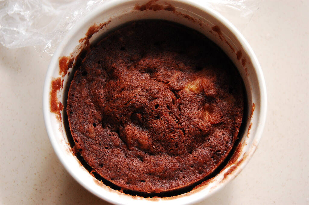 【チョコも小麦粉も不使用】なのに「チョコバナナケーキ」を作るって!?バナナ1本とアレで爆速5分で完成♪