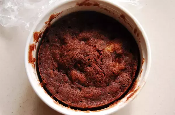 「【チョコも小麦粉も不使用】なのに「チョコバナナケーキ」を作るって!?バナナ1本とアレで爆速5分で完成♪」の画像