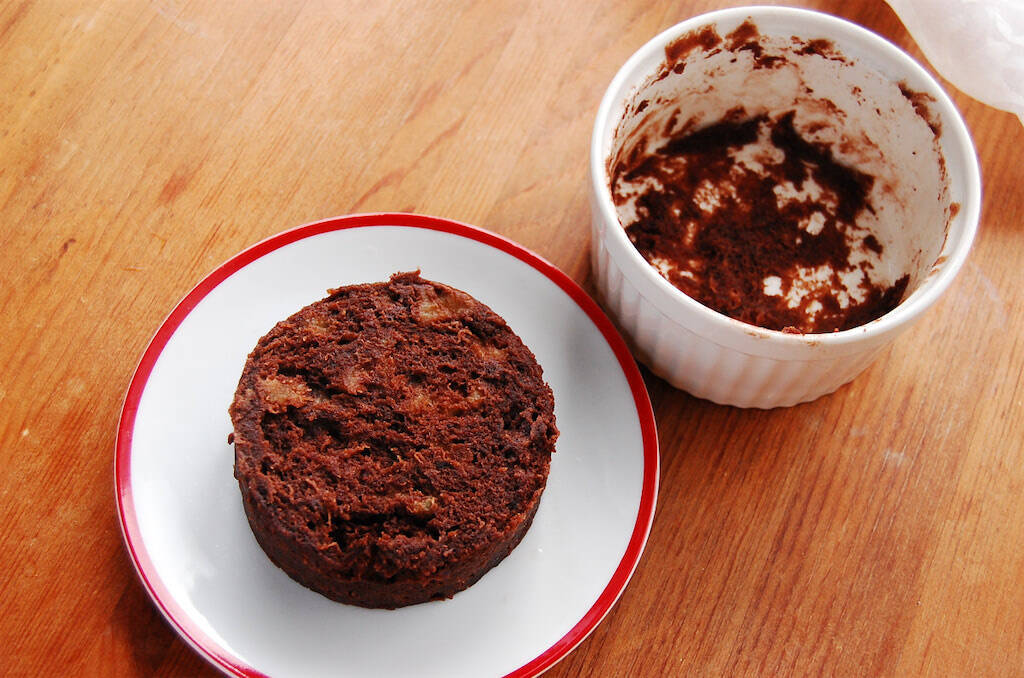 【チョコも小麦粉も不使用】なのに「チョコバナナケーキ」を作るって!?バナナ1本とアレで爆速5分で完成♪