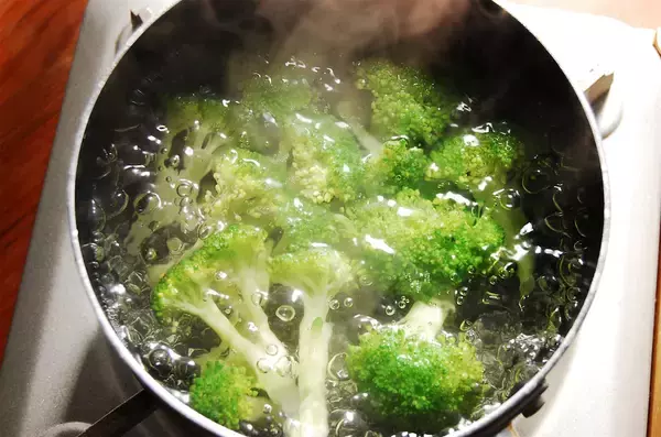 「【疲れ目にはブロッコリー!?】爆速5分の「養生レシピ」で目をプロテクトしてみた！ツナ缶と混ぜるだけ♡」の画像