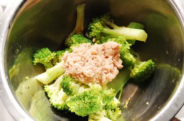 「【疲れ目にはブロッコリー!?】爆速5分の「養生レシピ」で目をプロテクトしてみた！ツナ缶と混ぜるだけ♡」の画像