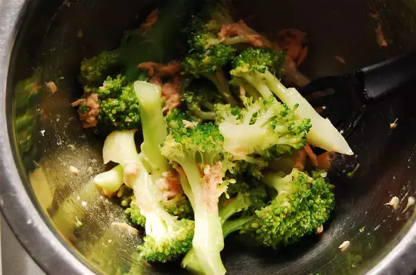 「【疲れ目にはブロッコリー!?】爆速5分の「養生レシピ」で目をプロテクトしてみた！ツナ缶と混ぜるだけ♡」の画像