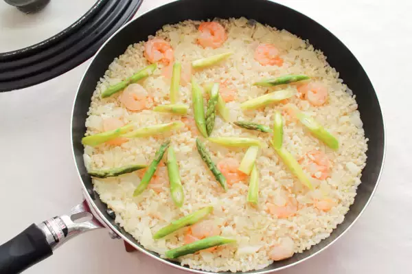 「【秘訣はバターコーティング】軽やかでマロい「洋風炊き込みご飯」作ってみた！生米がワンパンでふっくら♪」の画像