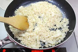「【秘訣はバターコーティング】軽やかでマロい「洋風炊き込みご飯」作ってみた！生米がワンパンでふっくら♪」の画像6