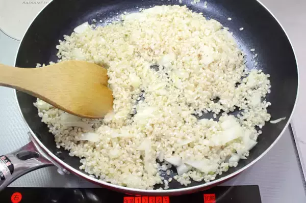 「【秘訣はバターコーティング】軽やかでマロい「洋風炊き込みご飯」作ってみた！生米がワンパンでふっくら♪」の画像