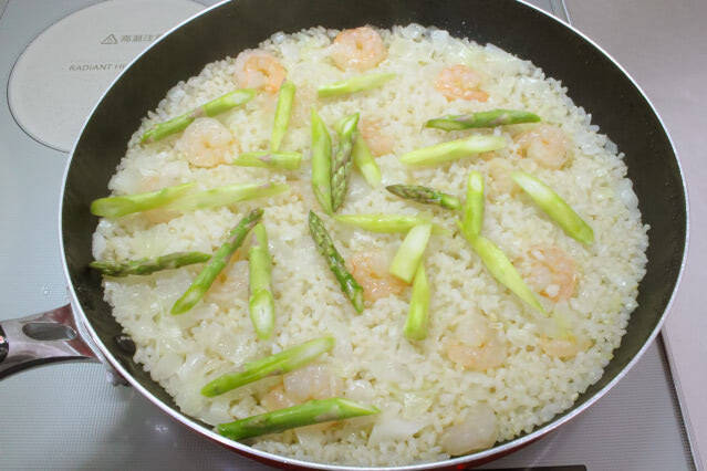 【秘訣はバターコーティング】軽やかでマロい「洋風炊き込みご飯」作ってみた！生米がワンパンでふっくら♪