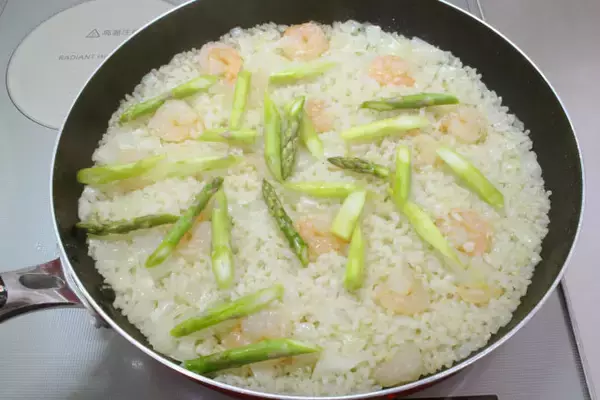 「【秘訣はバターコーティング】軽やかでマロい「洋風炊き込みご飯」作ってみた！生米がワンパンでふっくら♪」の画像