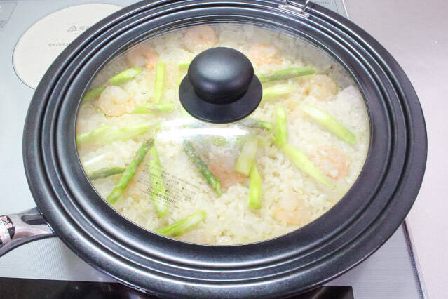 【秘訣はバターコーティング】軽やかでマロい「洋風炊き込みご飯」作ってみた！生米がワンパンでふっくら♪