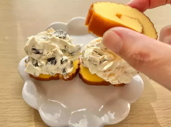 「【衝撃！おせち活用術】え、伊達巻ではさむの!?お正月残りでやみつきスイーツ「レーズンサンド」作ってみた！」の画像
