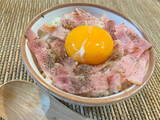 「ちょっとジャンクな卵かけご飯！ベーコンに鶏ガラスープの素、にんにく…コレ考えた人天才です！！」の画像1