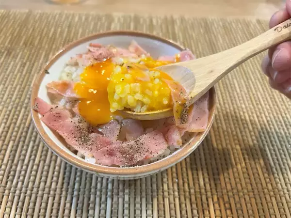 「ちょっとジャンクな卵かけご飯！ベーコンに鶏ガラスープの素、にんにく…コレ考えた人天才です！！」の画像