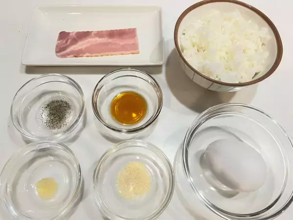 「ちょっとジャンクな卵かけご飯！ベーコンに鶏ガラスープの素、にんにく…コレ考えた人天才です！！」の画像