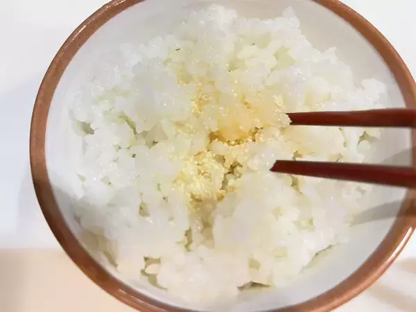 「ちょっとジャンクな卵かけご飯！ベーコンに鶏ガラスープの素、にんにく…コレ考えた人天才です！！」の画像