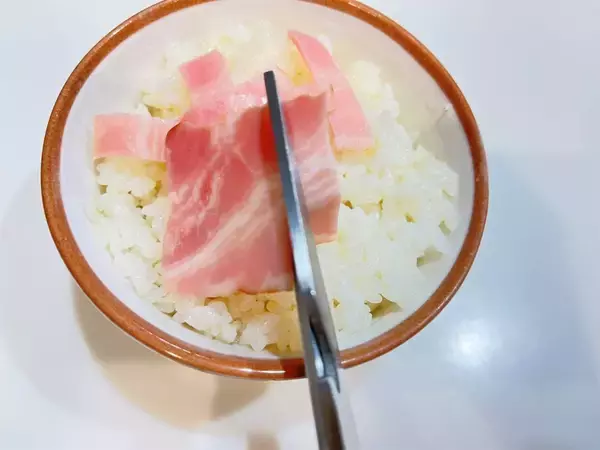 「ちょっとジャンクな卵かけご飯！ベーコンに鶏ガラスープの素、にんにく…コレ考えた人天才です！！」の画像
