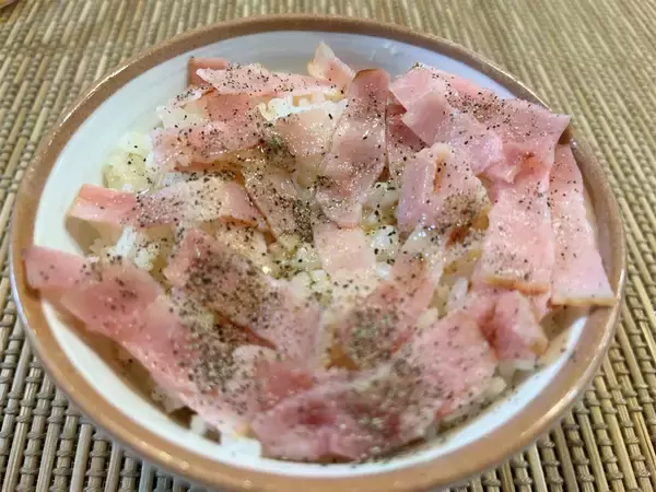 「ちょっとジャンクな卵かけご飯！ベーコンに鶏ガラスープの素、にんにく…コレ考えた人天才です！！」の画像