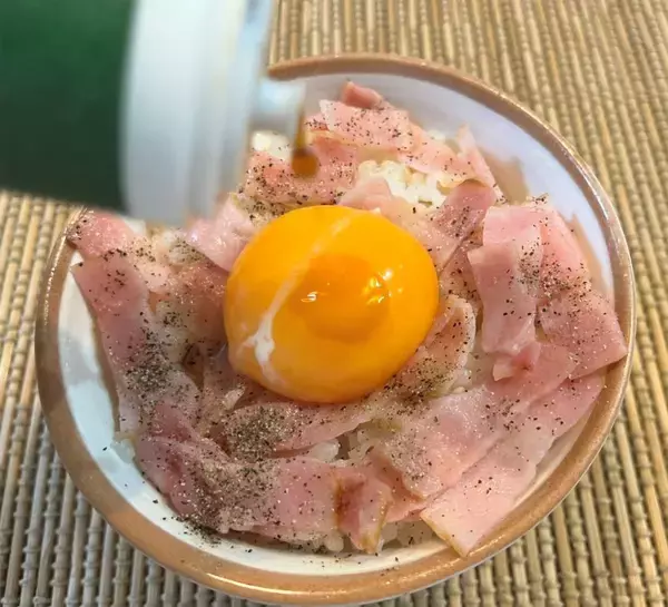 「ちょっとジャンクな卵かけご飯！ベーコンに鶏ガラスープの素、にんにく…コレ考えた人天才です！！」の画像