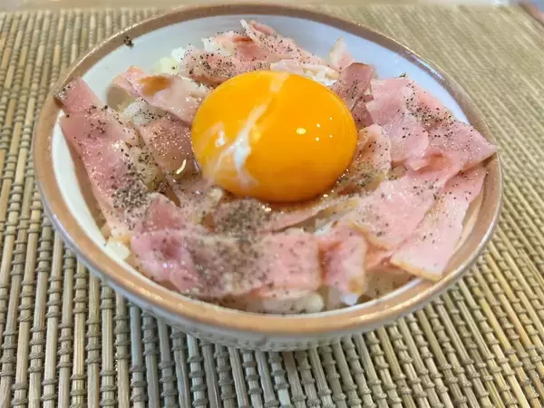 「ちょっとジャンクな卵かけご飯！ベーコンに鶏ガラスープの素、にんにく…コレ考えた人天才です！！」の画像