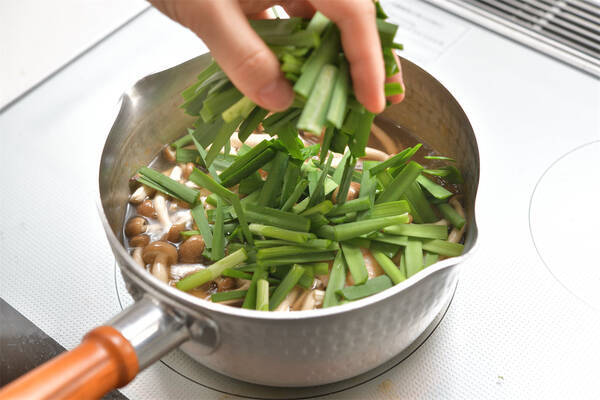 ニラ農家直伝 パクチーの代用でニラ増し増し お手軽トムヤムクン すっぱ辛くて暑さ 疲れ吹っ飛ぶ 22年5月7日 エキサイトニュース