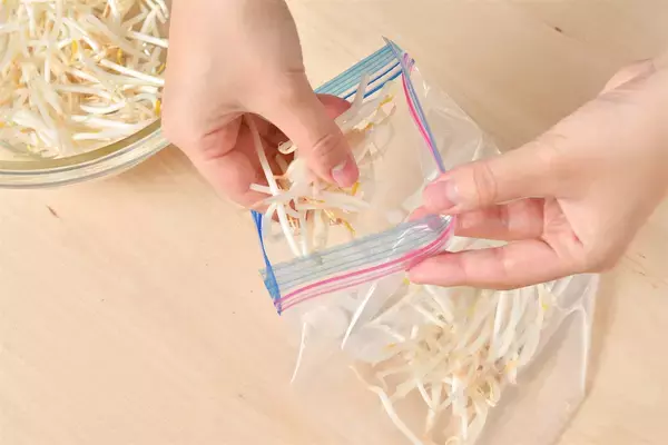 「【青髪のテツ】ソレNG！もやしの「未開封＆野菜室」は避けて～「10秒でできる保存の裏ワザ教えます♪」」の画像