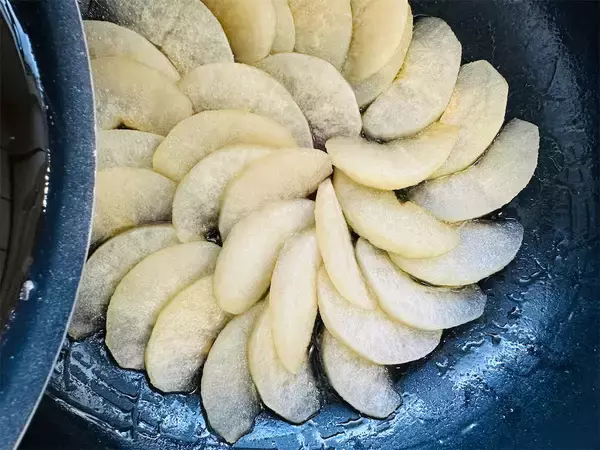 「【え、梨とホケミで!?】ほんのりビターな「タタンケーキ」作ろう！ワンパンで焼けちゃって手間パ最強【農家直伝】」の画像