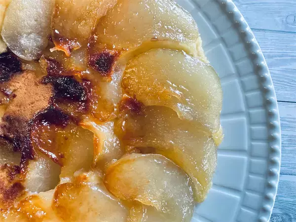 「【え、梨とホケミで!?】ほんのりビターな「タタンケーキ」作ろう！ワンパンで焼けちゃって手間パ最強【農家直伝】」の画像