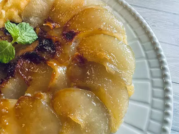 「【え、梨とホケミで!?】ほんのりビターな「タタンケーキ」作ろう！ワンパンで焼けちゃって手間パ最強【農家直伝】」の画像