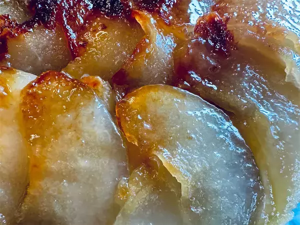 「【え、梨とホケミで!?】ほんのりビターな「タタンケーキ」作ろう！ワンパンで焼けちゃって手間パ最強【農家直伝】」の画像