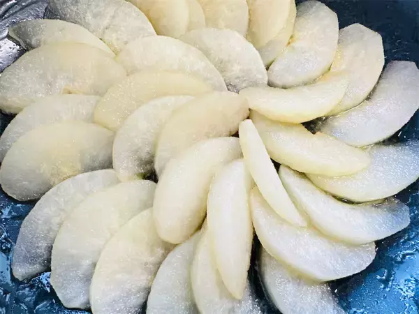 「【え、梨とホケミで!?】ほんのりビターな「タタンケーキ」作ろう！ワンパンで焼けちゃって手間パ最強【農家直伝】」の画像