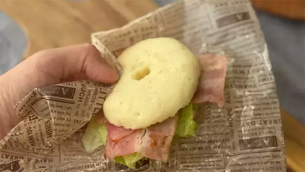 「発酵・こね・茹で、全部なし!?「米粉のベーグルサンド風」はレンチンだけでむっちり♪【元パティシエ直伝】」の画像