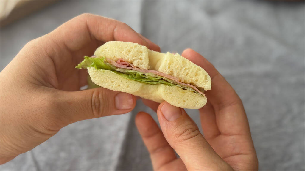 発酵・こね・茹で、全部なし!?「米粉のベーグルサンド風」はレンチンだけでむっちり♪【元パティシエ直伝】