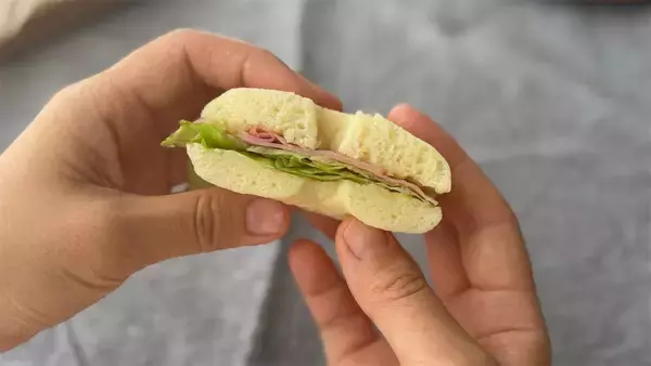 「発酵・こね・茹で、全部なし!?「米粉のベーグルサンド風」はレンチンだけでむっちり♪【元パティシエ直伝】」の画像