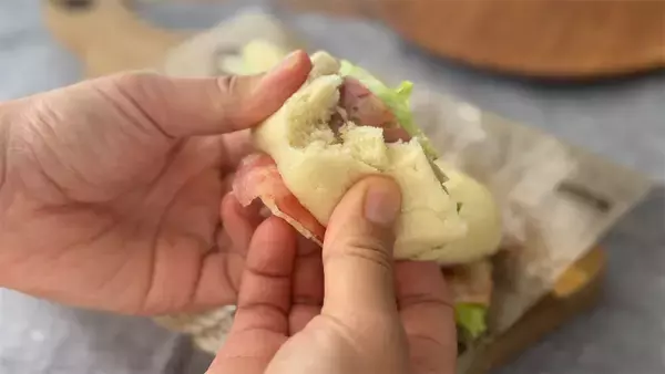 「発酵・こね・茹で、全部なし!?「米粉のベーグルサンド風」はレンチンだけでむっちり♪【元パティシエ直伝】」の画像