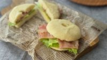 発酵・こね・茹で、全部なし!?「米粉のベーグルサンド風」はレンチンだけでむっちり♪【元パティシエ直伝】