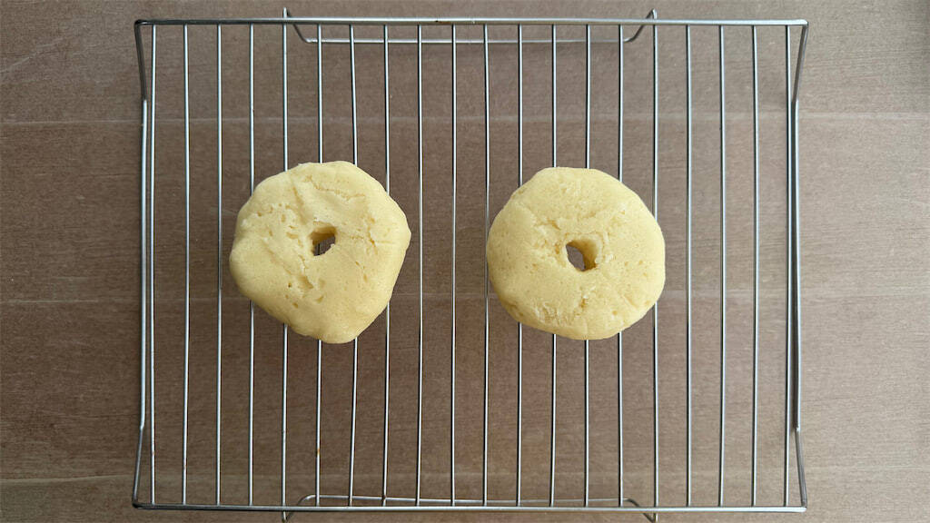 発酵・こね・茹で、全部なし!?「米粉のベーグルサンド風」はレンチンだけでむっちり♪【元パティシエ直伝】