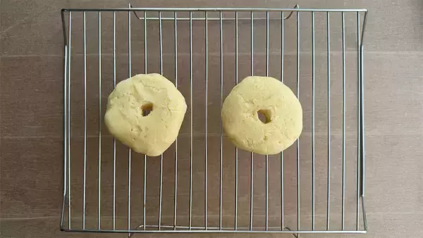 「発酵・こね・茹で、全部なし!?「米粉のベーグルサンド風」はレンチンだけでむっちり♪【元パティシエ直伝】」の画像