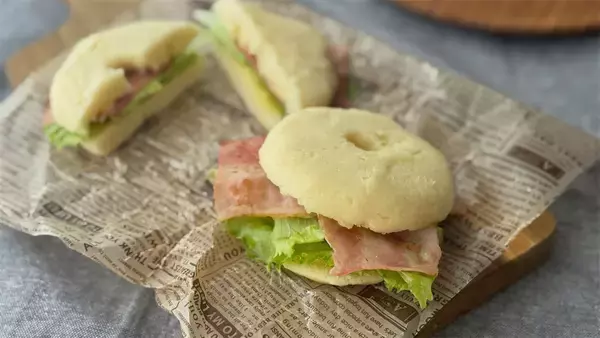 「発酵・こね・茹で、全部なし!?「米粉のベーグルサンド風」はレンチンだけでむっちり♪【元パティシエ直伝】」の画像