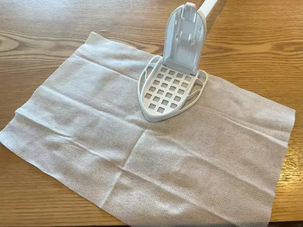 「ヘッドの角度が変わる！高さのない“狭い隙間”や“隅っこ”にスイスイ入り込む「スミッコモップ」使ってみた」の画像