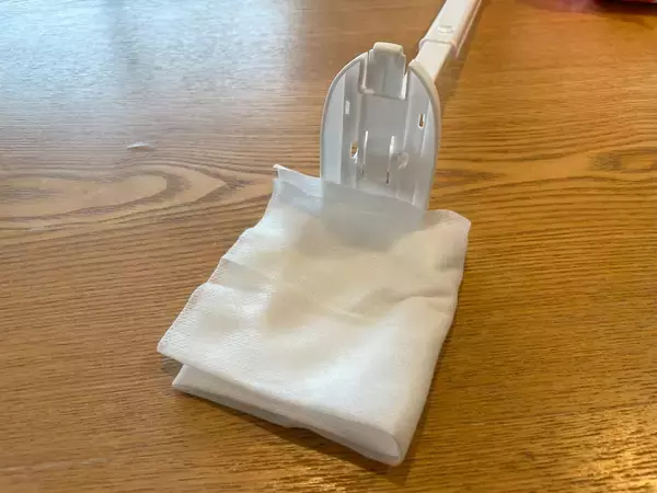 「ヘッドの角度が変わる！高さのない“狭い隙間”や“隅っこ”にスイスイ入り込む「スミッコモップ」使ってみた」の画像