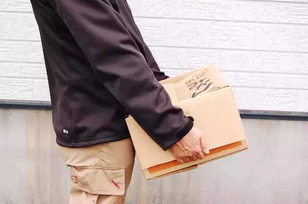 「【引っ越しの超裏ワザ】え、「重い段ボール箱を楽に運ぶ方法」だと!?もはや重労働ではない!?試してみた」の画像