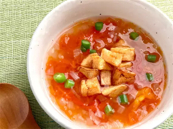 「【昭和のトマトスープ】揚げじゃがクルトンが絶品すぎる！トマトを煮込むのは「和風だし」だって!?」の画像