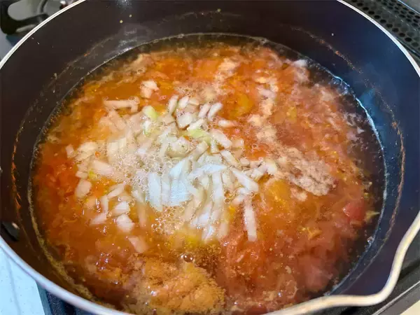 「【昭和のトマトスープ】揚げじゃがクルトンが絶品すぎる！トマトを煮込むのは「和風だし」だって!?」の画像