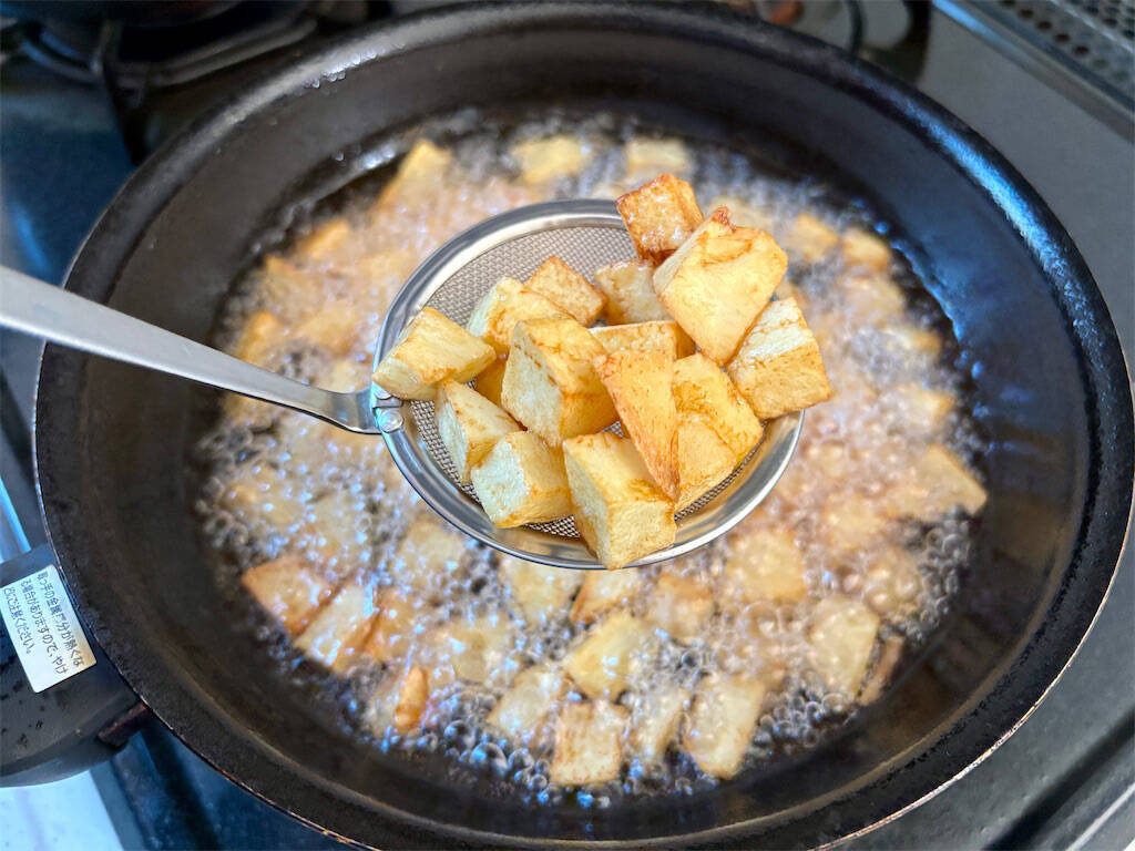 【昭和のトマトスープ】揚げじゃがクルトンが絶品すぎる！トマトを煮込むのは「和風だし」だって!?
