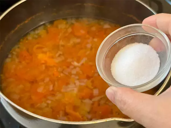 「【昭和のトマトスープ】揚げじゃがクルトンが絶品すぎる！トマトを煮込むのは「和風だし」だって!?」の画像