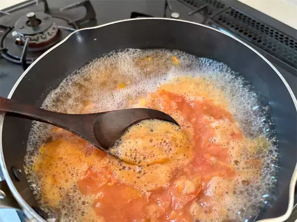 「【昭和のトマトスープ】揚げじゃがクルトンが絶品すぎる！トマトを煮込むのは「和風だし」だって!?」の画像