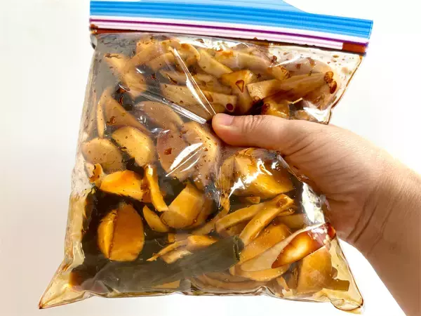 「とろり濃厚な醤油！独特の風味がクセになる「小カブのたまりしょうゆ漬け」作ろう！角のない優しいお味♡」の画像